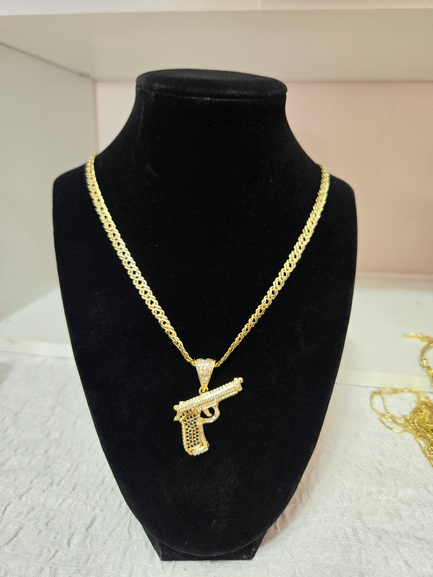 Cadena con dije de pistola